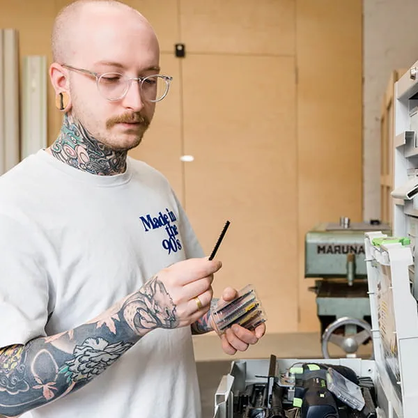 Meestermeubelmaker en productdesigner Jonas Winkler bij de keuze van het passende decoupeerzaagblad