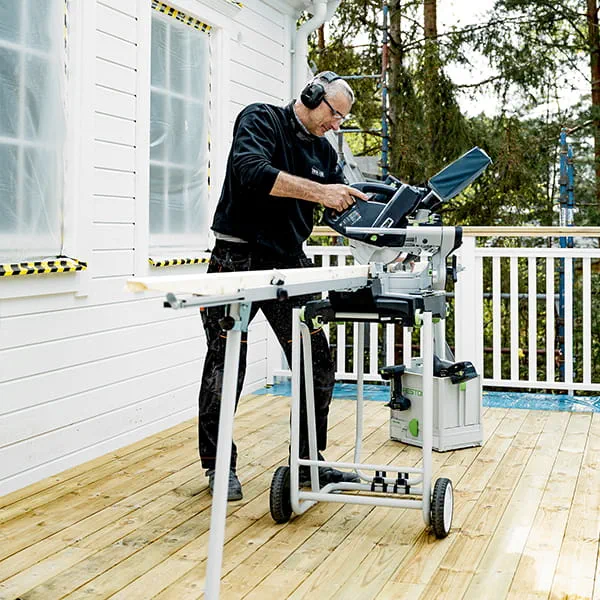 De nieuwe KSC 60 van Festool in actie bij de bouw van een Zweeds houten huis