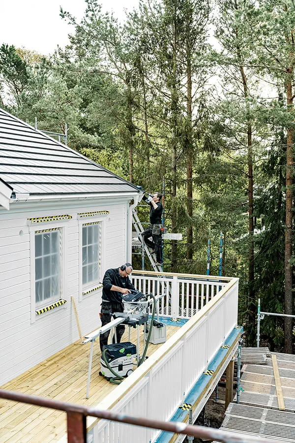 Vanaf een steiger werken aan de voorgevel met de KSC 60