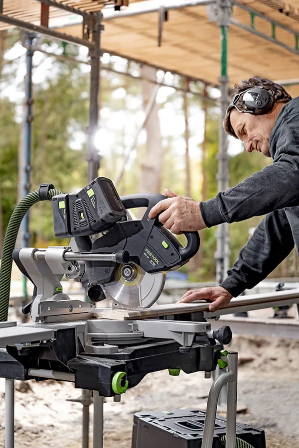 De nieuwe KSC 60 van Festool in actie bij de bouw van een Zweeds houten huis