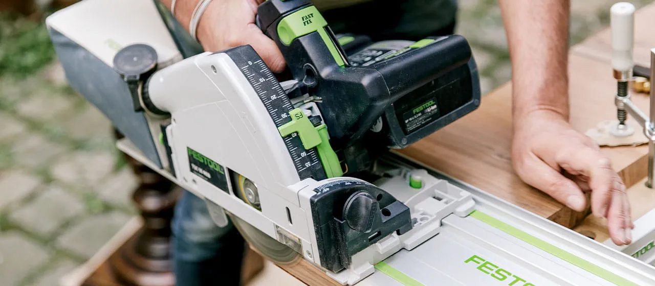Philippe Genty werkt uitsluitend met accu-machines van Festool. Zijn werkstation heeft hij in een handomdraai opgebouwd.