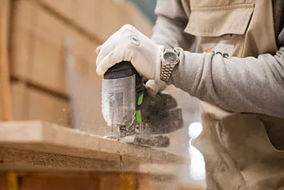 De accu-decoupeerzaag van Festool in actie