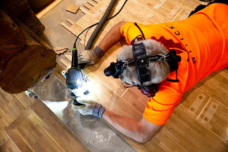De Finse parketlegger bewerkt de houten vloer met de Festool bovenfrees