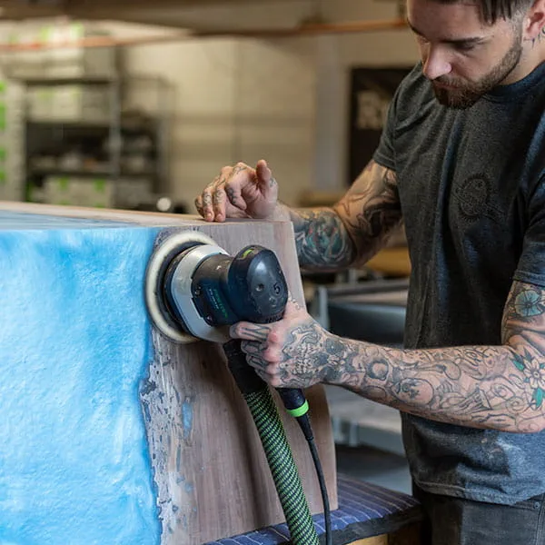 De 'River Table' wordt geschuurd met de Festool excenterschuurmachine