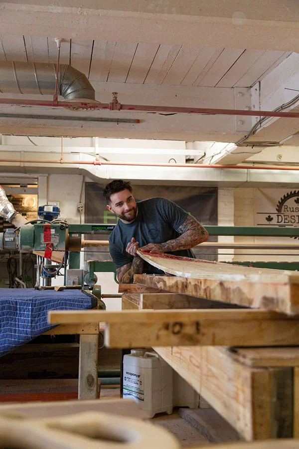 Het frame wordt van de 'River Table' afgehaald