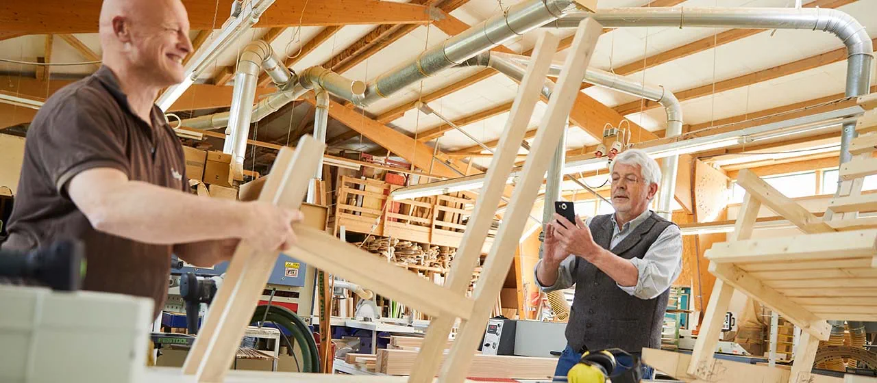Het frame van de houten schommelstoel