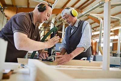 Meubelmaker Karsten Shillings in actie met de DOMINO-freesmachine van Festool.