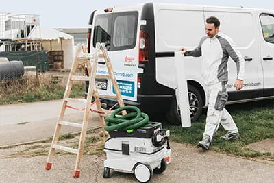 In zijn bedrijfswagen heeft Marco Müller alles mee voor de vakkundige schimmelbestrijding.