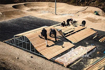 Vooral bij de montage van snow-, bike- of skateparks op locatie zijn de medewerkers aangewezen op mobiele gereedschap.