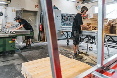 In de grote fabriekshal op de hoofdvestiging in Durach worden de projecten voorbereid en gedeeltelijk prefab geproduceerd.