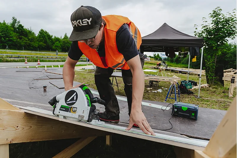 Het Schneestern-team bij de bouw van de helling met de TSC 55 en het SYS-PowerStation