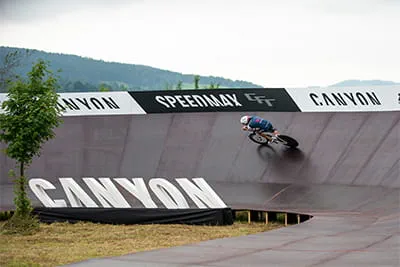 Jan Frodeno bij de Tribattle op de steile wand van de "Canyon Turn"