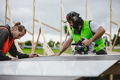 Fijne werkzaamheden aan de baan en de steile-wandbocht met Festool-machines"