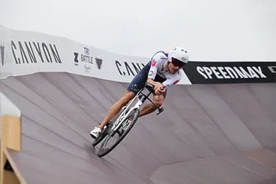 Jan Frodeno bij de Tribattle op de steile wand van de "Canyon Turn"