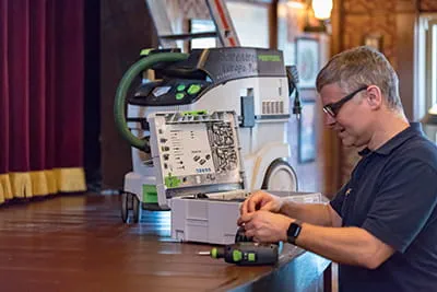 Schrijnwerk met de mobiele stofzuiger