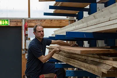 Het hout voor de schrijnwerkers