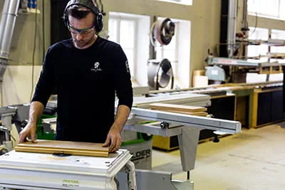 Werken in een schrijnwerkerswerkplaats