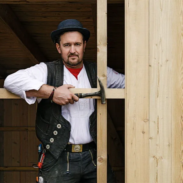 Meestertimmerman Daniel Poguntke is voor zijn klanten op de bouwplaatsen en in de werkplaats voortdurend mobiel aan het werk.