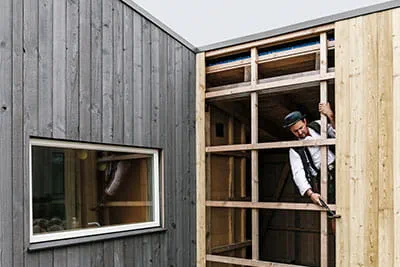 Het geraamte en de betimmering van de moderne houten huizen moeten bestand zijn tegen het soms ruwe Oostzeeklimaat.