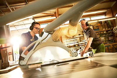 Schilling bewerkt de houten plank.