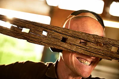 Karsten Schilling werkt heel graag met hout.