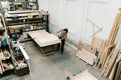 In de houtwerkplaats van Tintelijn worden werkstukken voor de interieurbouw door de meubelmakers bewerkt en geproduceerd. 