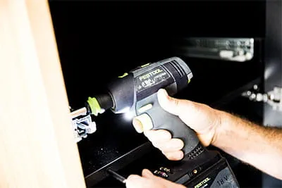 De Festool-accuschroevendraaier in actie. 