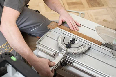 Op maat zagen van de vloerdelen met de Festool trek-/afkortzaag Precisio CS 70